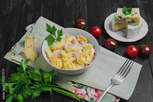 Tortellini with cheese sauce