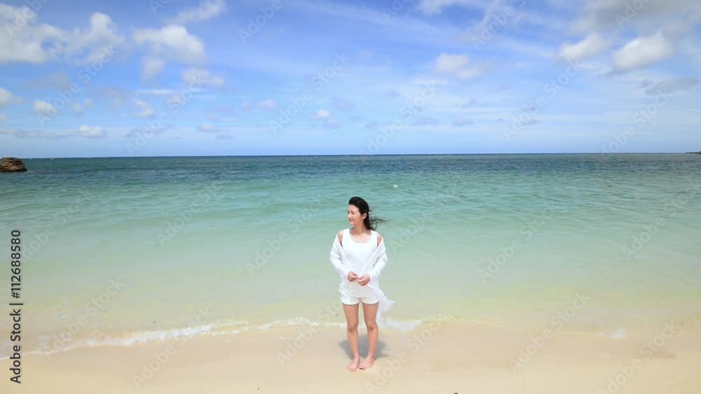 沖縄の海でくつろぐ女性