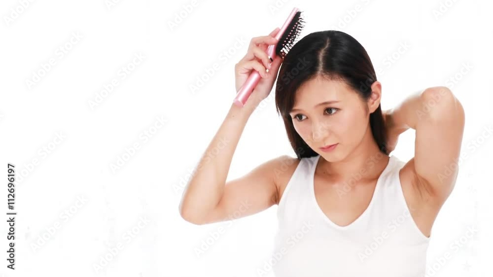 髪を気にする女性