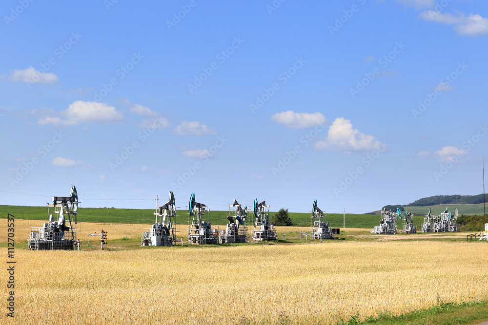 Obraz premium drilling rig in the field