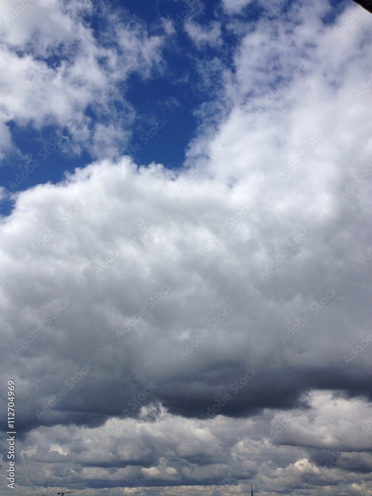 Obraz premium grey cloud in the town