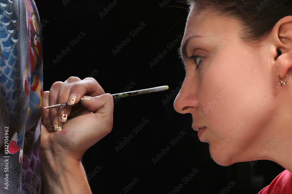 Fototapeta premium artist's hand on the body art
