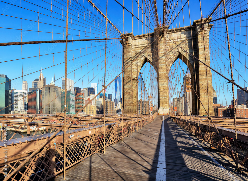 Naklejka premium Nowy Jork z mostem brooklyńskim, dolnym Manhattanem, USA