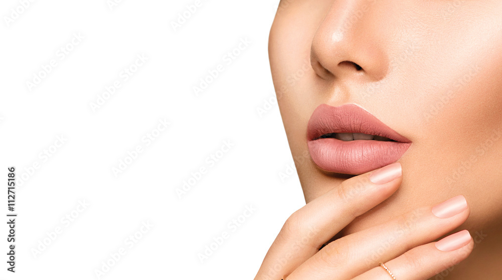 Fototapeta premium Zmysłowe usta doskonałej kobiety z naturalnym, naturalnym beżowym matowym makijażem szminki