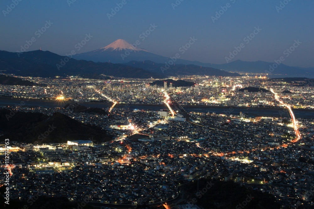 静岡市の街並みと富士山