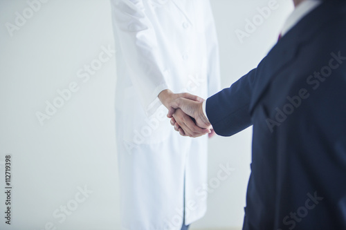 握手するビジネスマンと女性医師