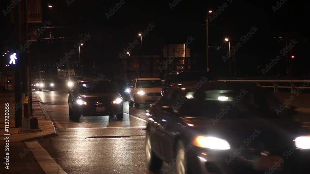 Traffico di notte a Saint Louis, Missouri, USA Traffico di notte a Saint Louis, Missouri, USA