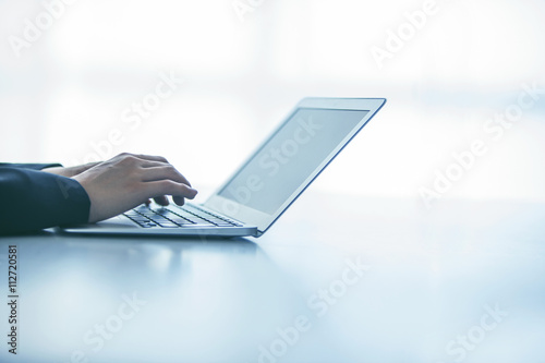 パソコンで作業するビジネスウーマンの手元 photo