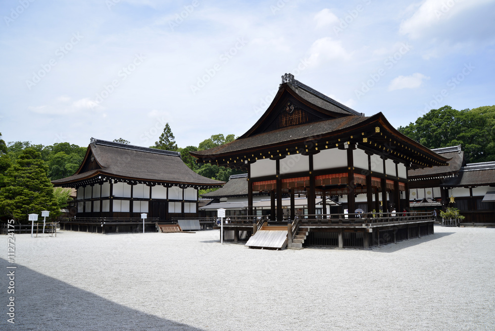 下鴨神社　舞殿と神服殿