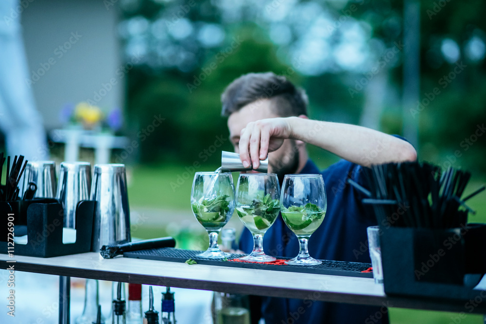 Bartender making a 3 mojito cocktails