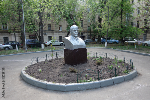 Бюст Ленина во дворе. A bust of Lenin in the courtyard.