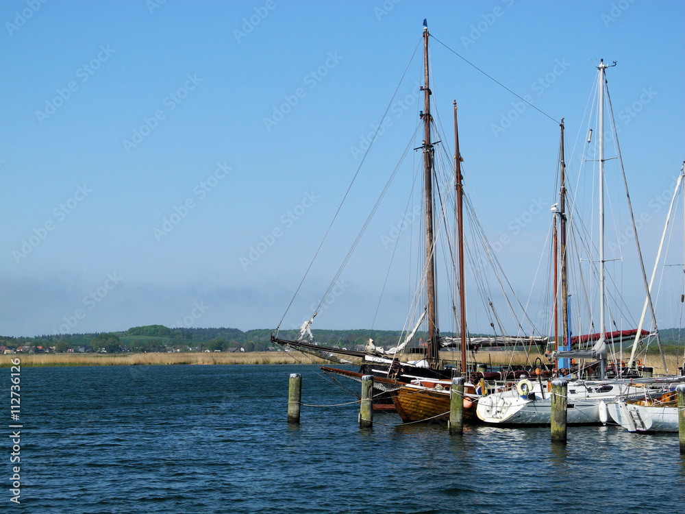 Fototapeta premium Schiffe im Hafen von Gager am Greifswalder Bodden Insel Rügen