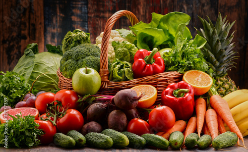 Fototapeta Naklejka Na Ścianę i Meble -  Assorted raw organic vegetables