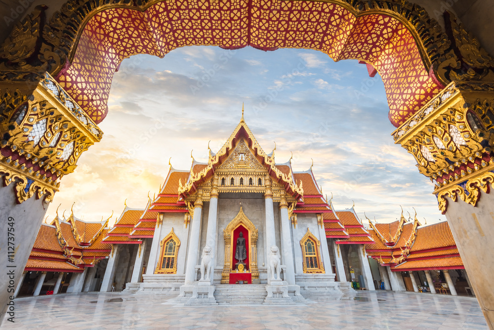 Naklejka premium Wat Benchamabophit, jedna z najpiękniejszych i najbardziej znanych świątyń w Bangkoku w Tajlandii
