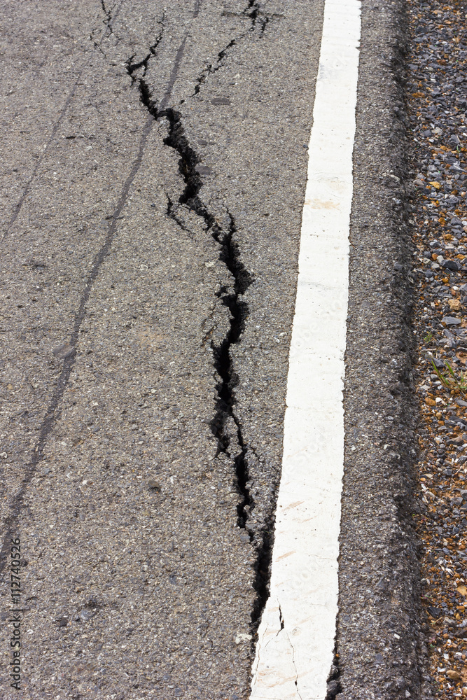 Obraz premium Asphalt broken white line.