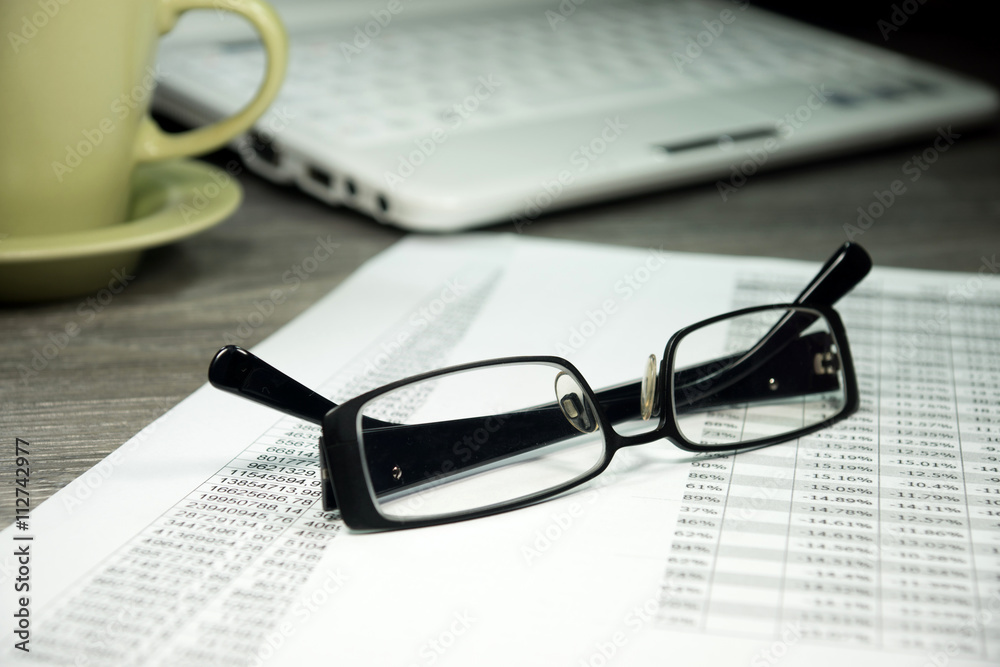 Statistiken und eine Lesebrille Statistiken und eine Lesebrille