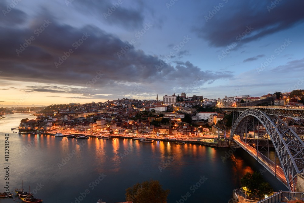 Vista nocturna panoramica da Cidade do Porto e a sua Ponte Dom Luis I