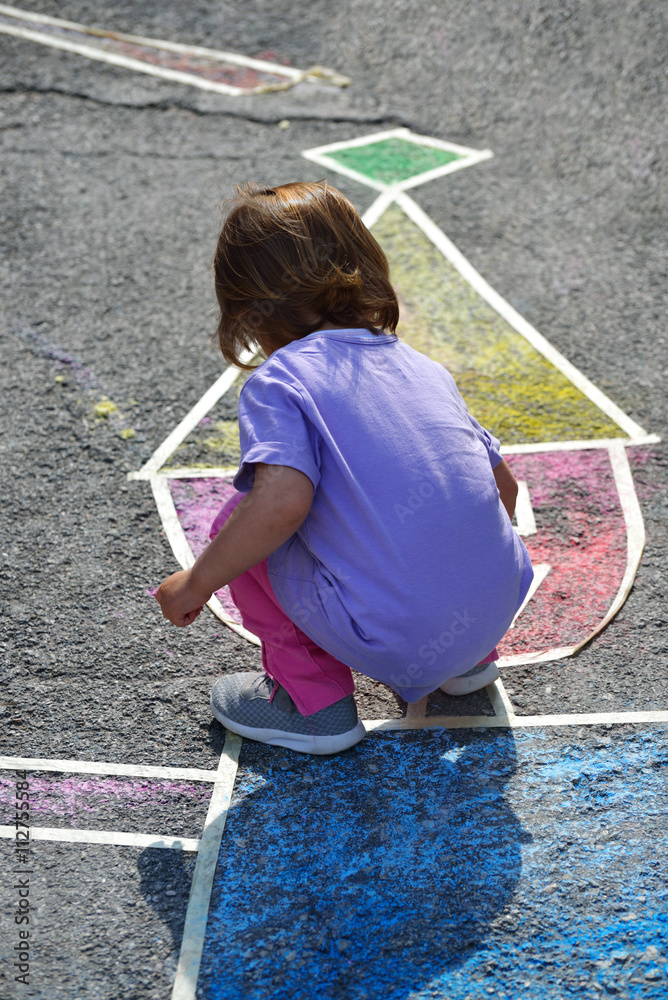 bimbo che dipinge coi gessetti come artista di strada