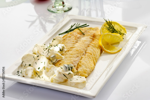 Fischgericht, gebratenes Victoriaseebarsch Filet mit Kartoffelsa photo