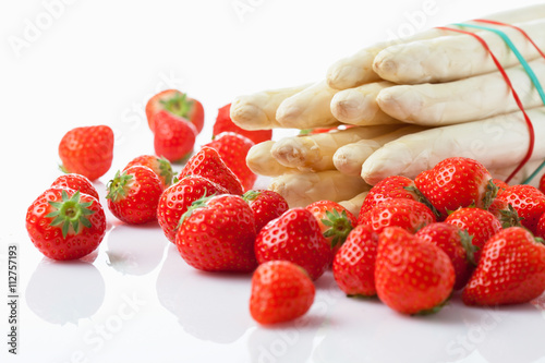 Spargel und Erdbeeren