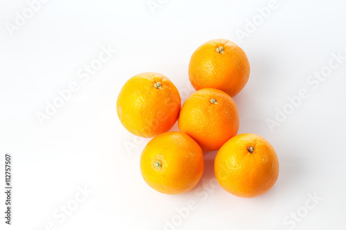 Fünf Saftorangen, Orangen, weisser Untergrund