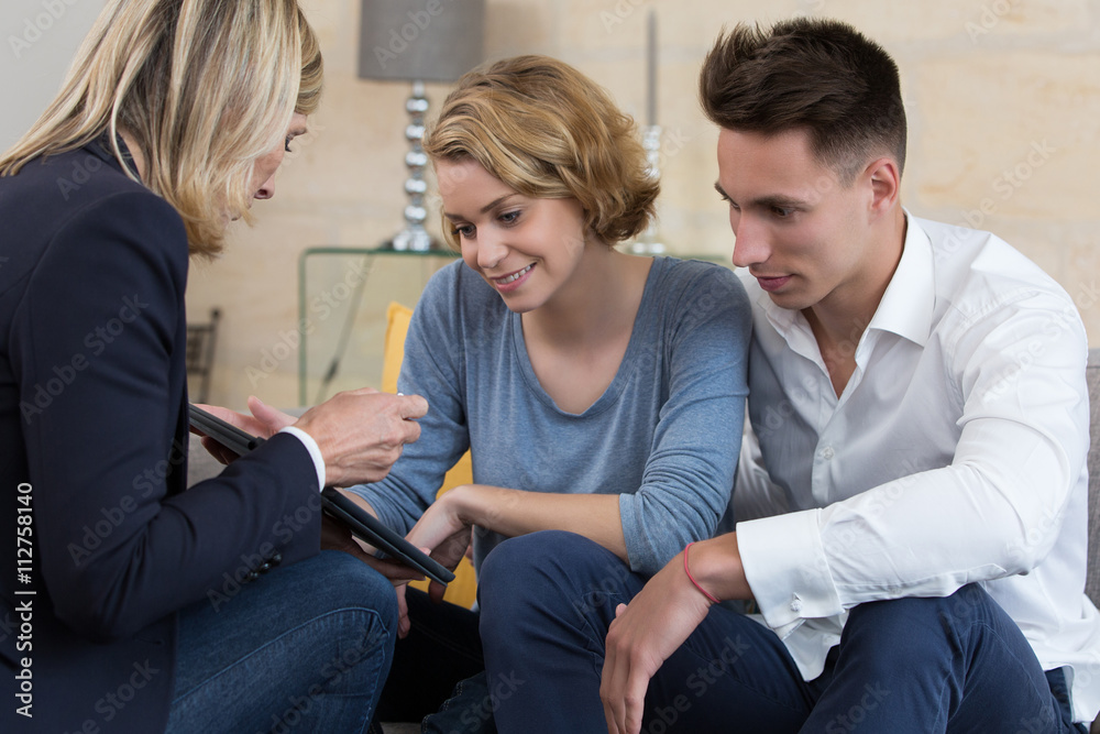 Obraz premium Couple meeting consultant for financial contract