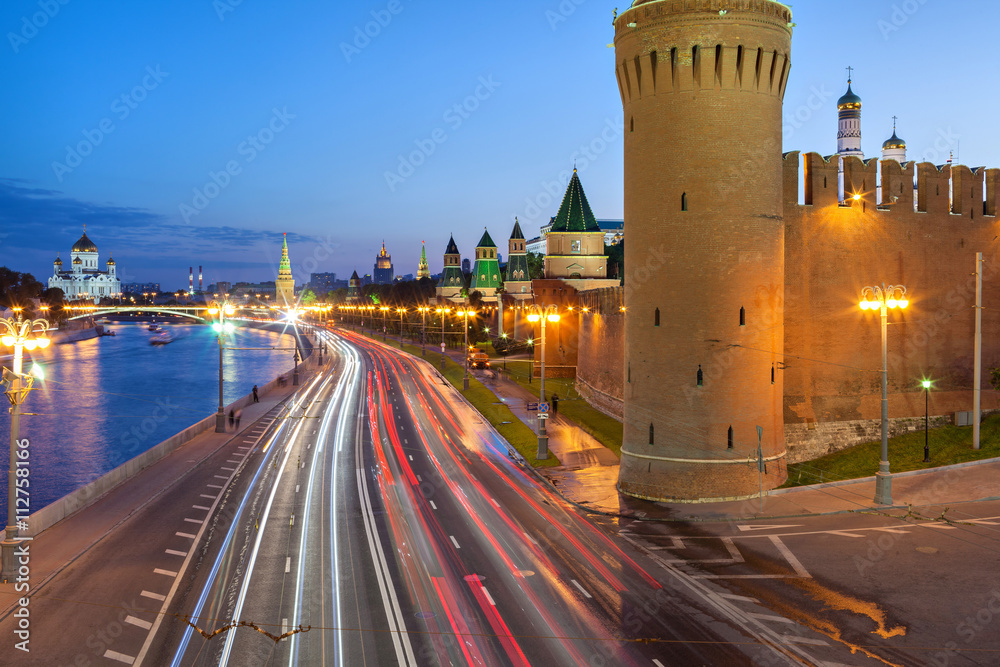 Obraz premium Kremlevskaya naberezhnaya and Kremlin wall