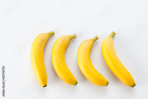 Vier Bananen, gelb, Obst, Südfrüchte, weisser Untergrund, Frei