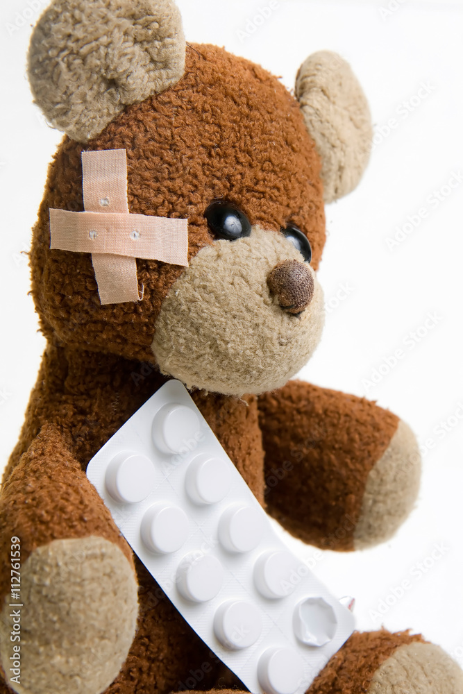 Kranker Teddybär, Tablettenpackung, Pflaster Stock Photo | Adobe Stock