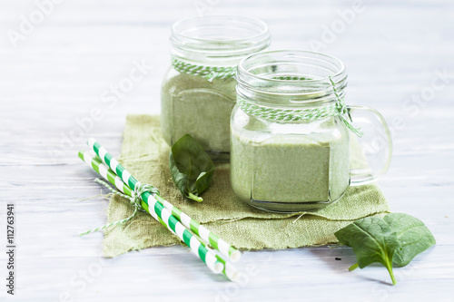 Grüner Smoothie mit Spinat, Strohhalme photo