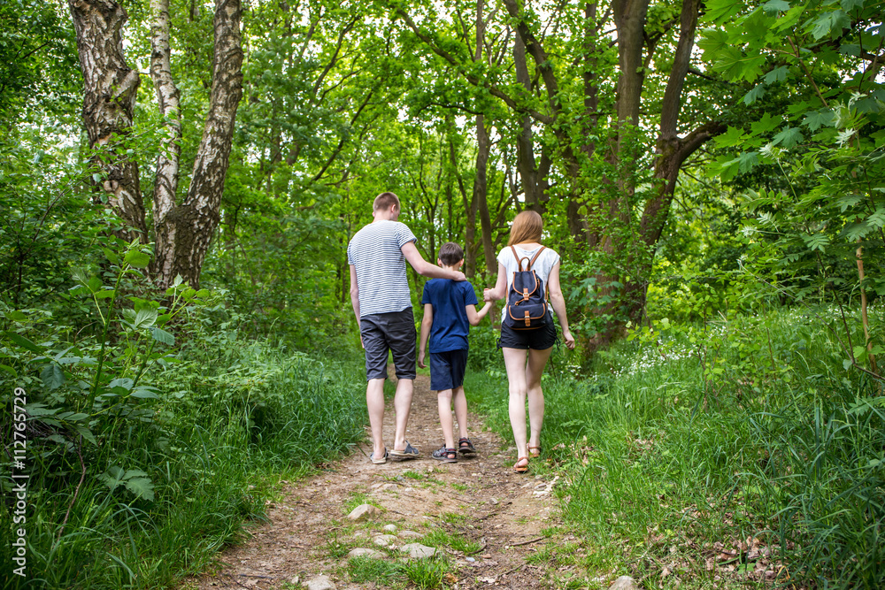 Naturverbundene Familie macht Waldspaziergang Naturverbundene Familie macht Waldspaziergang