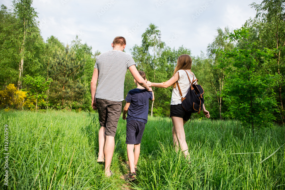 Naturverbundene Familie macht Waldspaziergang Naturverbundene Familie macht Waldspaziergang