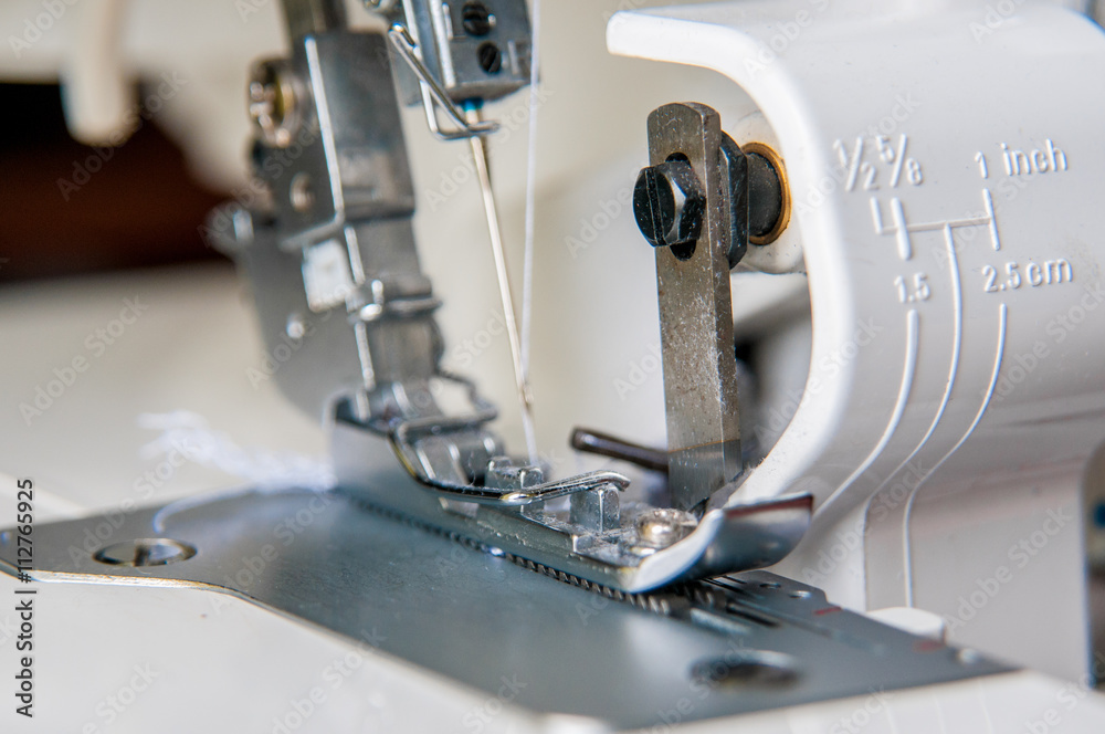 Sewing machine with fabric industrial overlock mechanism