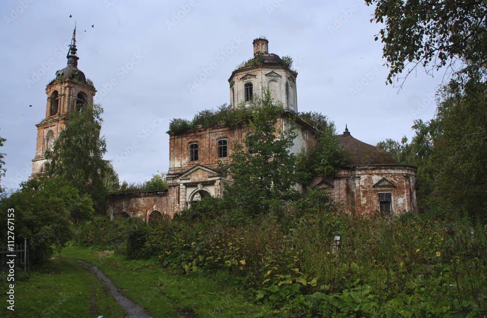 Старая церковь в селе Прилуки.