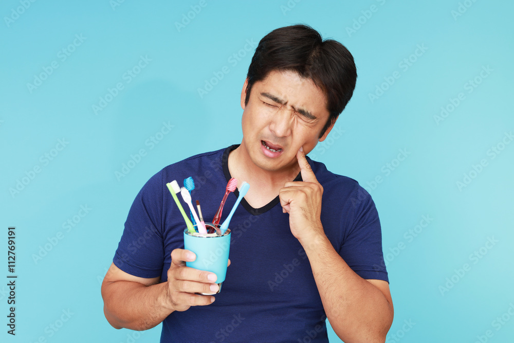 虫歯が痛む男性 虫歯が痛む男性
