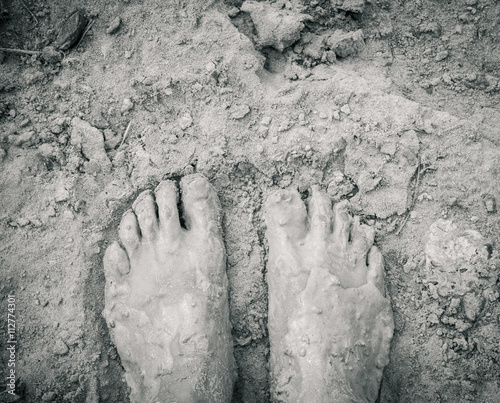 Canvastavla Muddy feet, standing on the sandy ground.