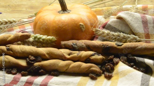 Breadsticks pumpkin and raisins Grissini con la zucca e uva passa Palitos de pan de calabaza y pasas Kürbis und rosinen Gressins citrouille et raisins secs photo