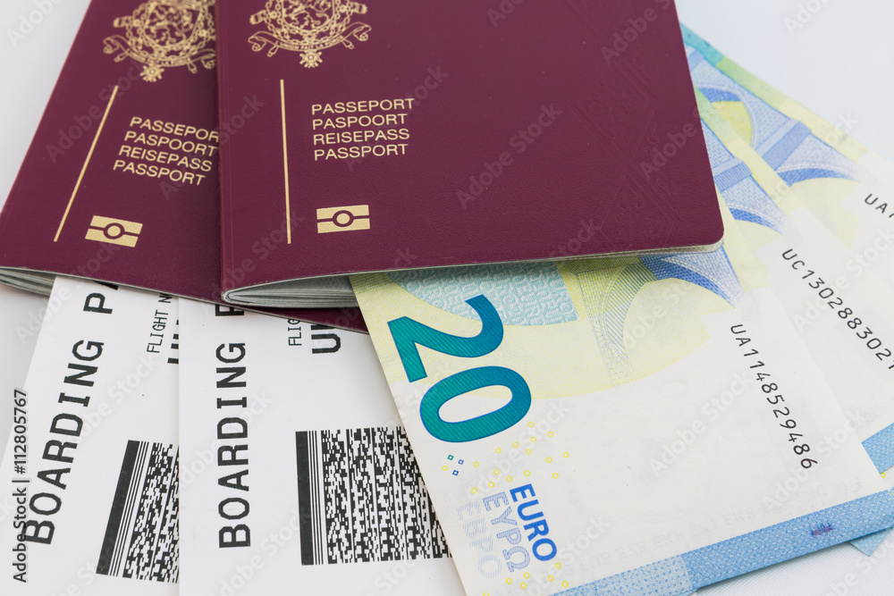 Passport, boarding pass et billets en euro Passport, boarding pass et billets en euro