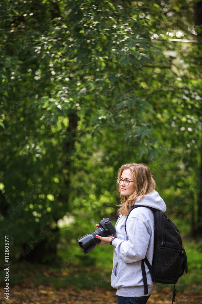 girl walking in the park, photographer girl walking in the park, photographer