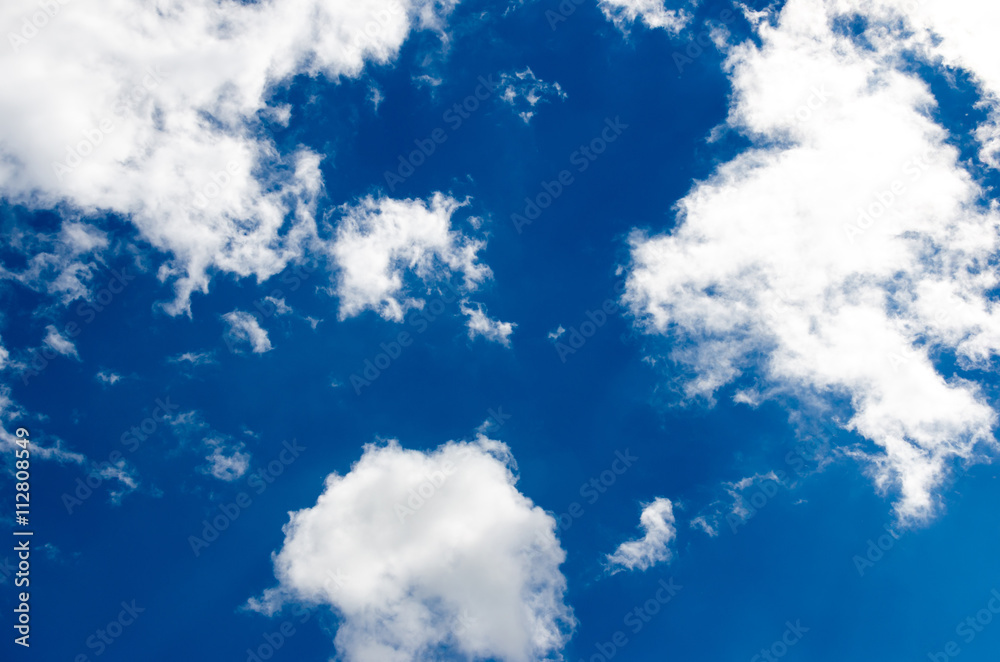 Obraz premium Sunny day with white clouds