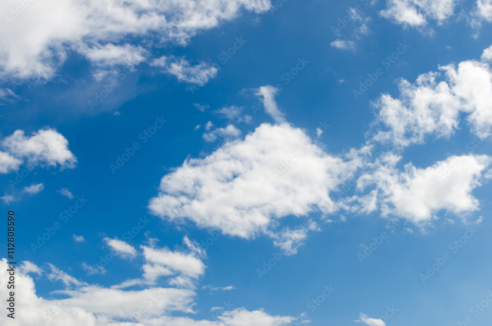 Obraz premium Sunny day with white clouds