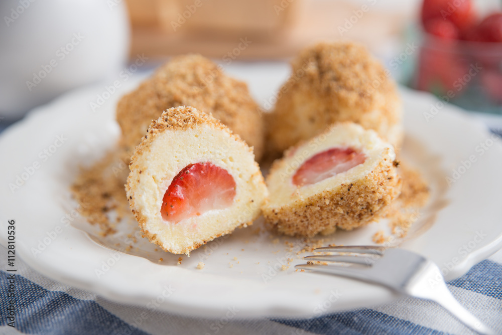 Erdbeerknödel mit Butterbrösel Stock-Foto | Adobe Stock Erdbeerknödel mit Butterbrösel Stock-Foto | Adobe Stock