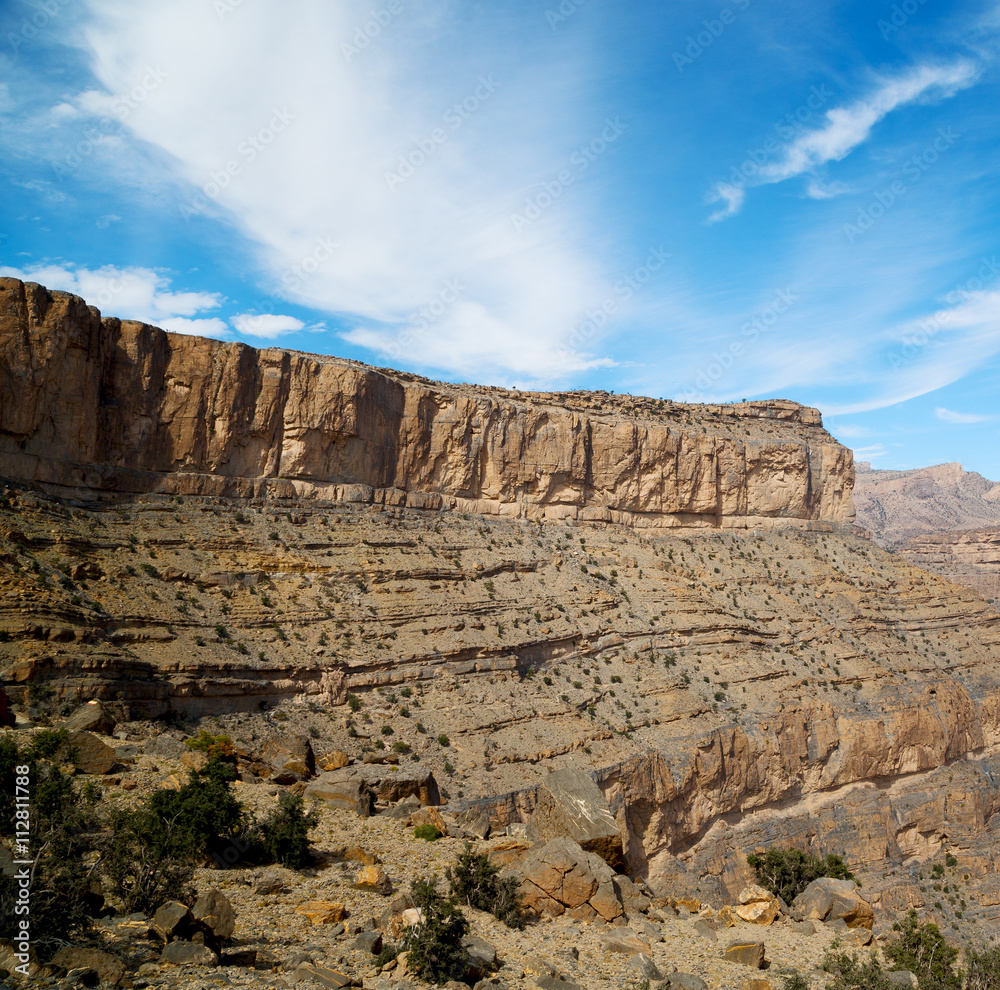 Fototapeta premium in oman the old mountain gorge and canyon the deep cloudy sky