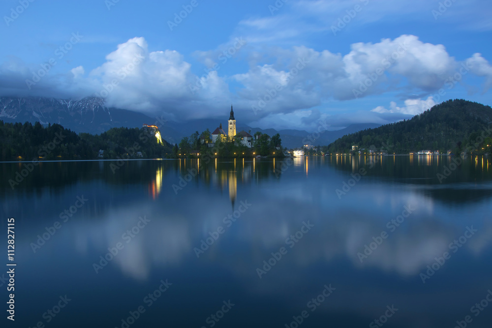 Fototapeta premium Bled lake and pilgrimage church at twilight reflected in water