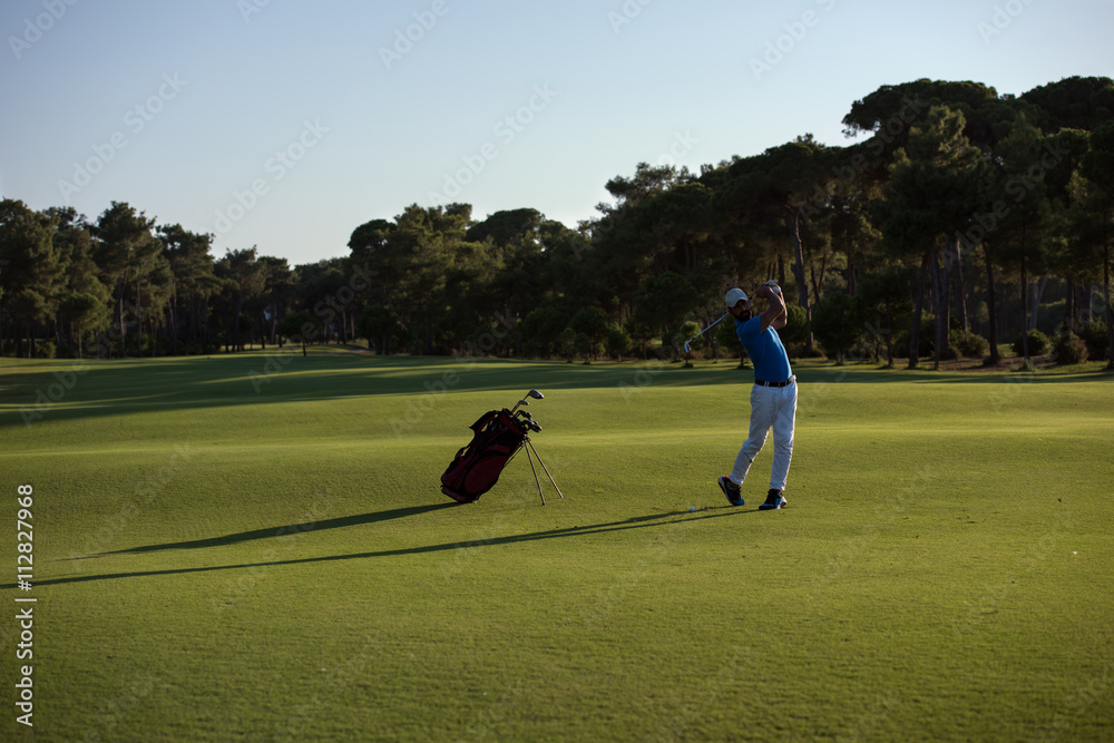 Obraz premium golfer hitting long shot