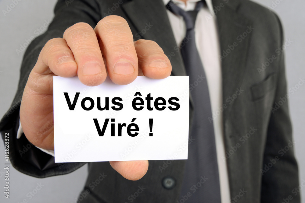 Vous êtes viré écrit sur une petite carte