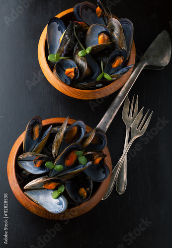 Foto Delicious mussels with fresh herbs in a pot