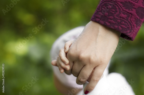 Fotografie the mother holds the child's hand