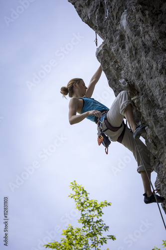 junge Frau beim Klettern in der Steiermark, Österreich photo