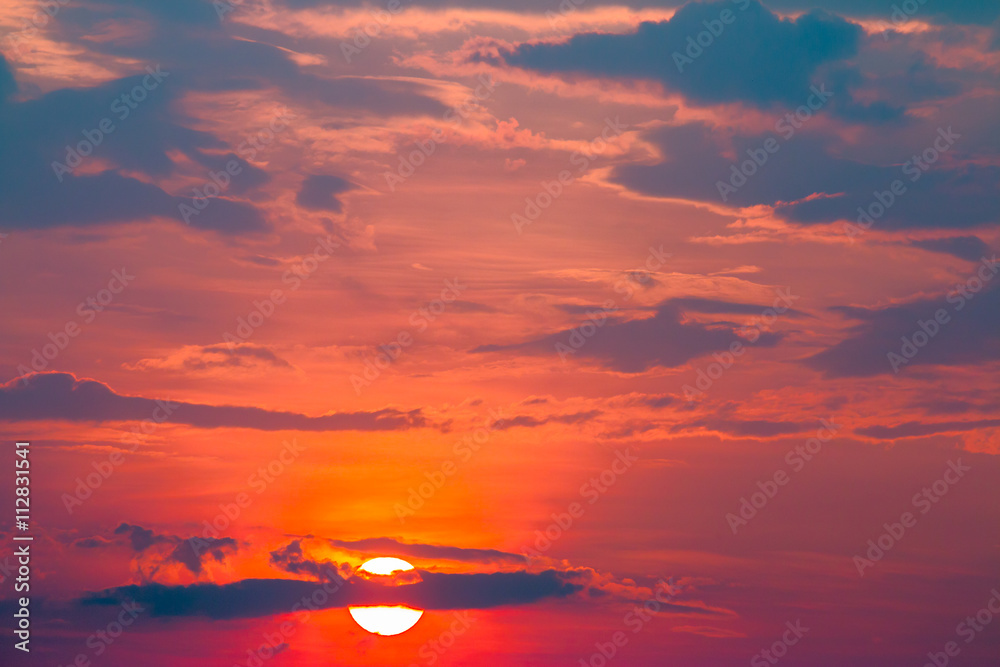 Obraz premium colorful dramatic sky with cloud at sunset